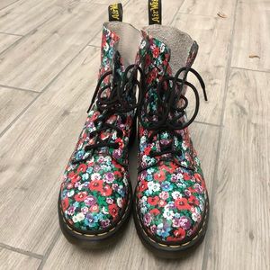 Poppy 💐 Pascal Dr Martens